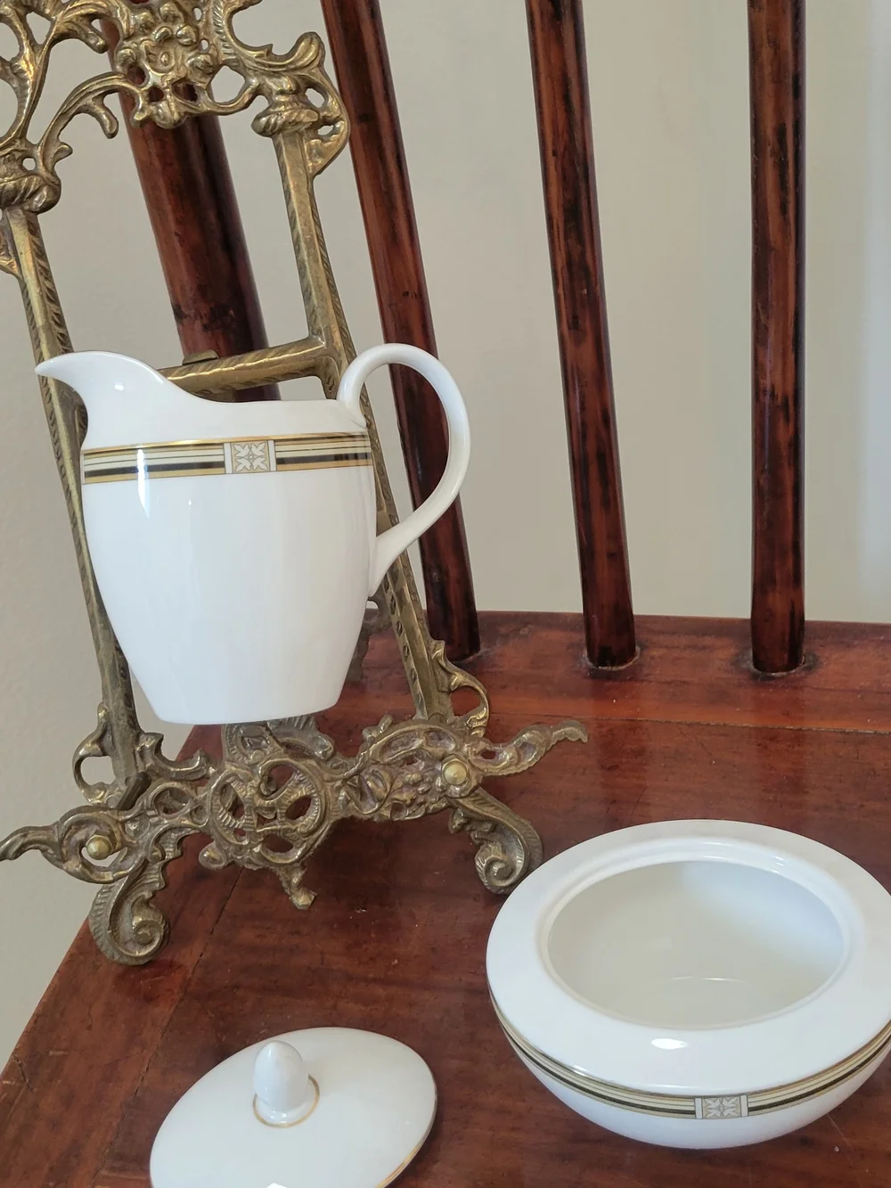 Royal Doulton New Romance Collection 'Coronado' Creamer and Covered Sugar Bowl